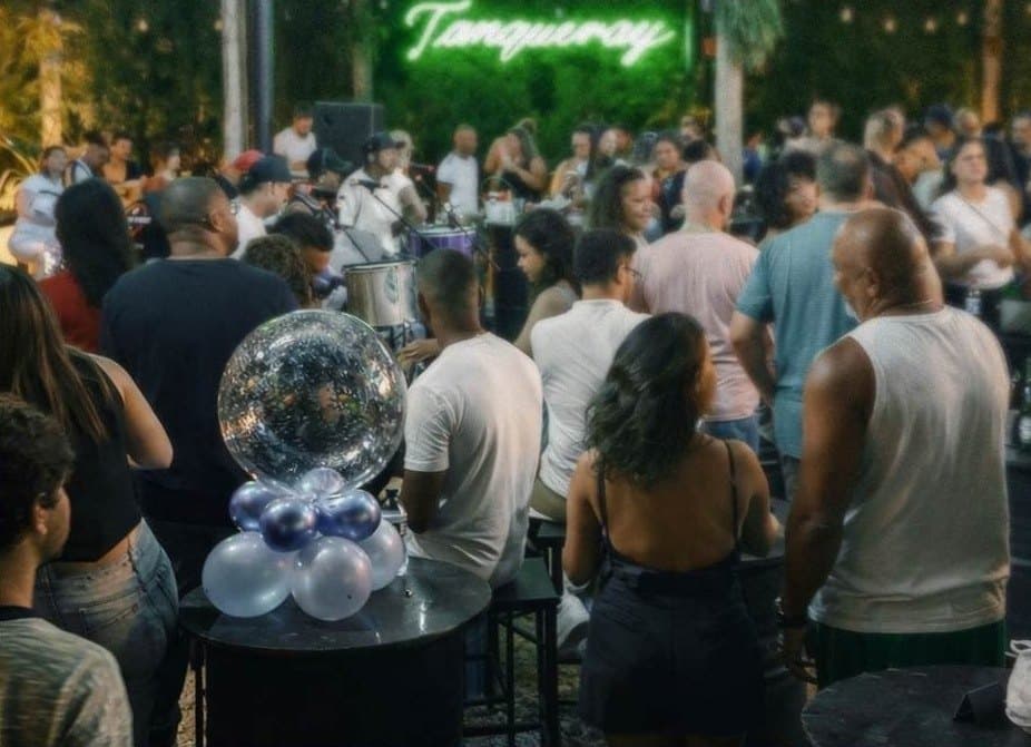 Festa à noite com o público cheio